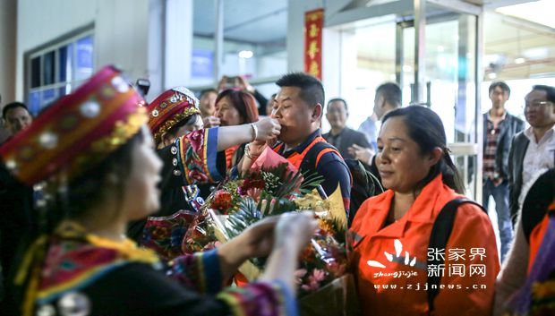 昆明環(huán)衛(wèi)使者抵達張家界，受到土家攔門酒禮遇，李東群攝_副本.jpg