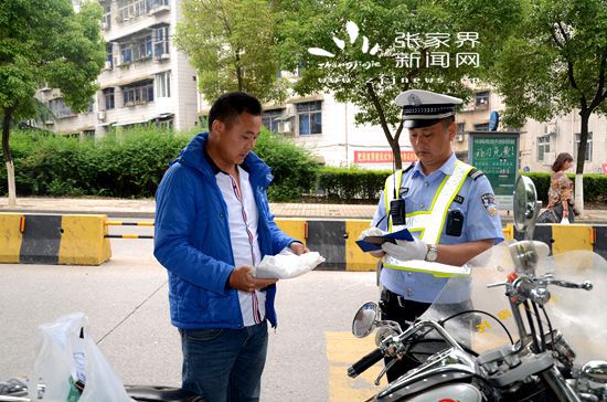 民警正在檢查車輛_副本_副本.jpg