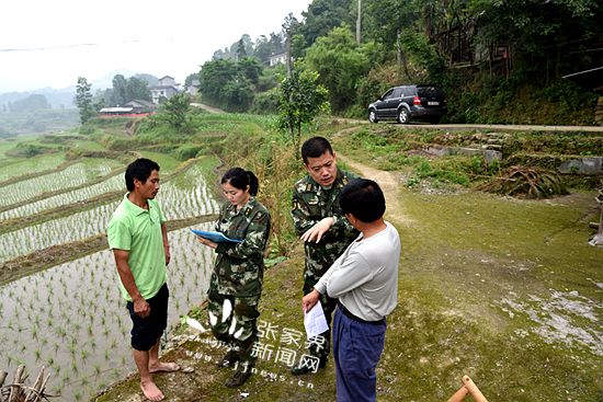 該站官兵分成兩組先后走訪了該村8個(gè)組的貧困學(xué)生家庭_副本.jpg