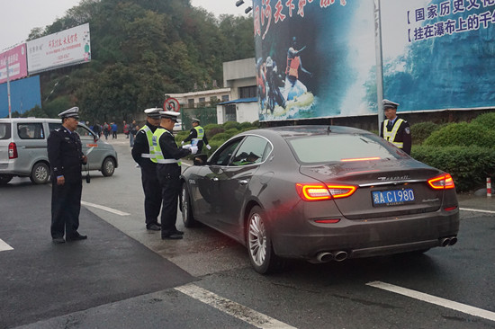 3交警在機(jī)場進(jìn)出口檢查進(jìn)出車輛通行證.jpg