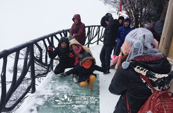 冰雪天氣玻璃棧道關閉，為彌補遺憾，游客們在玻璃棧道出口的玻璃上拍照留念 丁云娟攝_副本.jpg