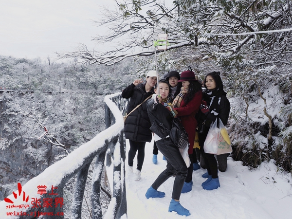 元宵節(jié)，張家界天門山迎瑞雪云海奇景，游人驚喜“正月十五雪打燈” 朱芳幸攝 (5).JPG