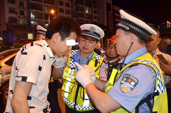 圖為民警正在進(jìn)行安全檢查.JPG