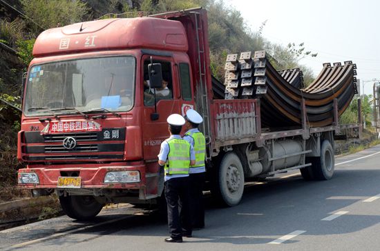 對大貨車駕駛?cè)诉M(jìn)行宣傳.JPG