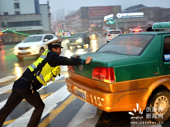 協(xié)輔警正在推車.JPG