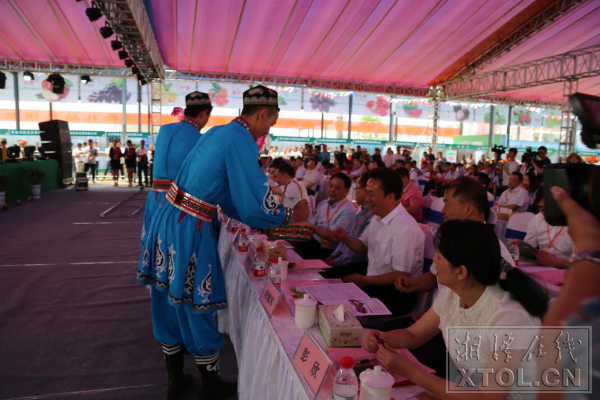 現(xiàn)場(chǎng)嘉賓正在試吃新疆紅棗（湘潭日?qǐng)?bào)社全媒體記者 劉思辰攝）