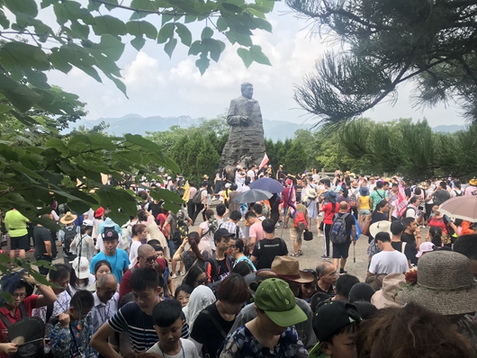 游人如織的賀龍公園_副本_副本.jpg