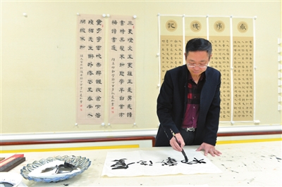 18 向遠(yuǎn)剛 中國(guó)公安文藝聯(lián)合會(huì)會(huì)員，湖南省書法家協(xié)會(huì)理事，張家界市書法家協(xié)會(huì)主席.jpg